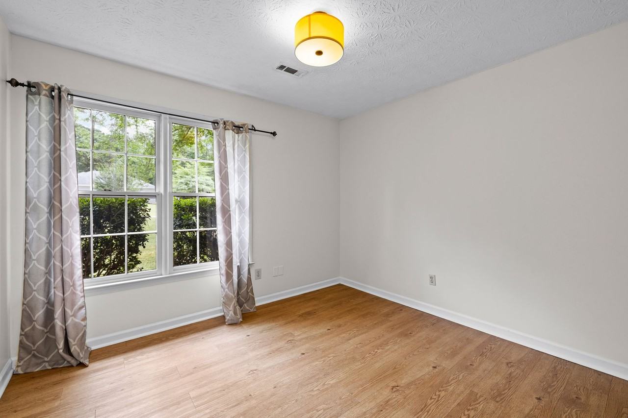 210 Ruskin Rd - Photo 5 of 15