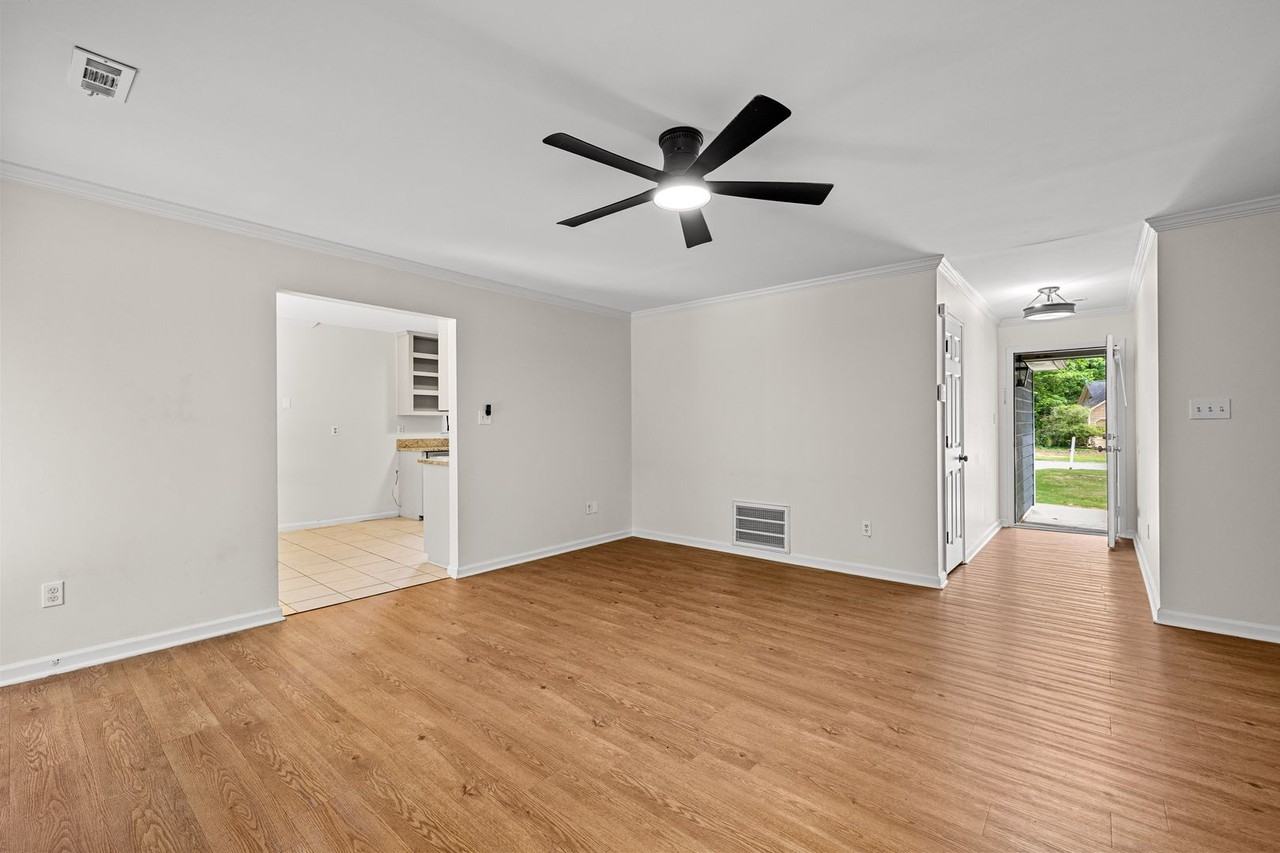 811 Bedford Park - Photo 3 of 17