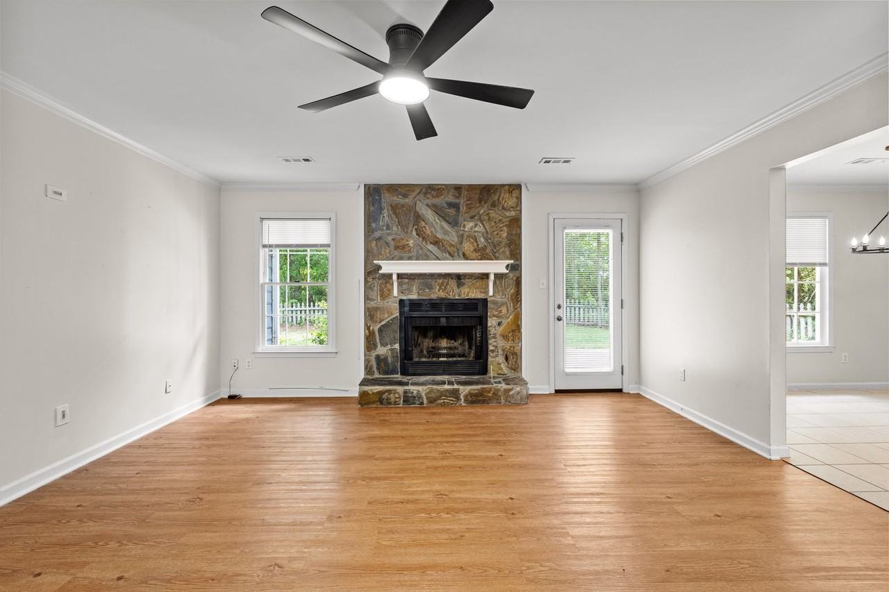 811 Bedford Park - Photo 4 of 17