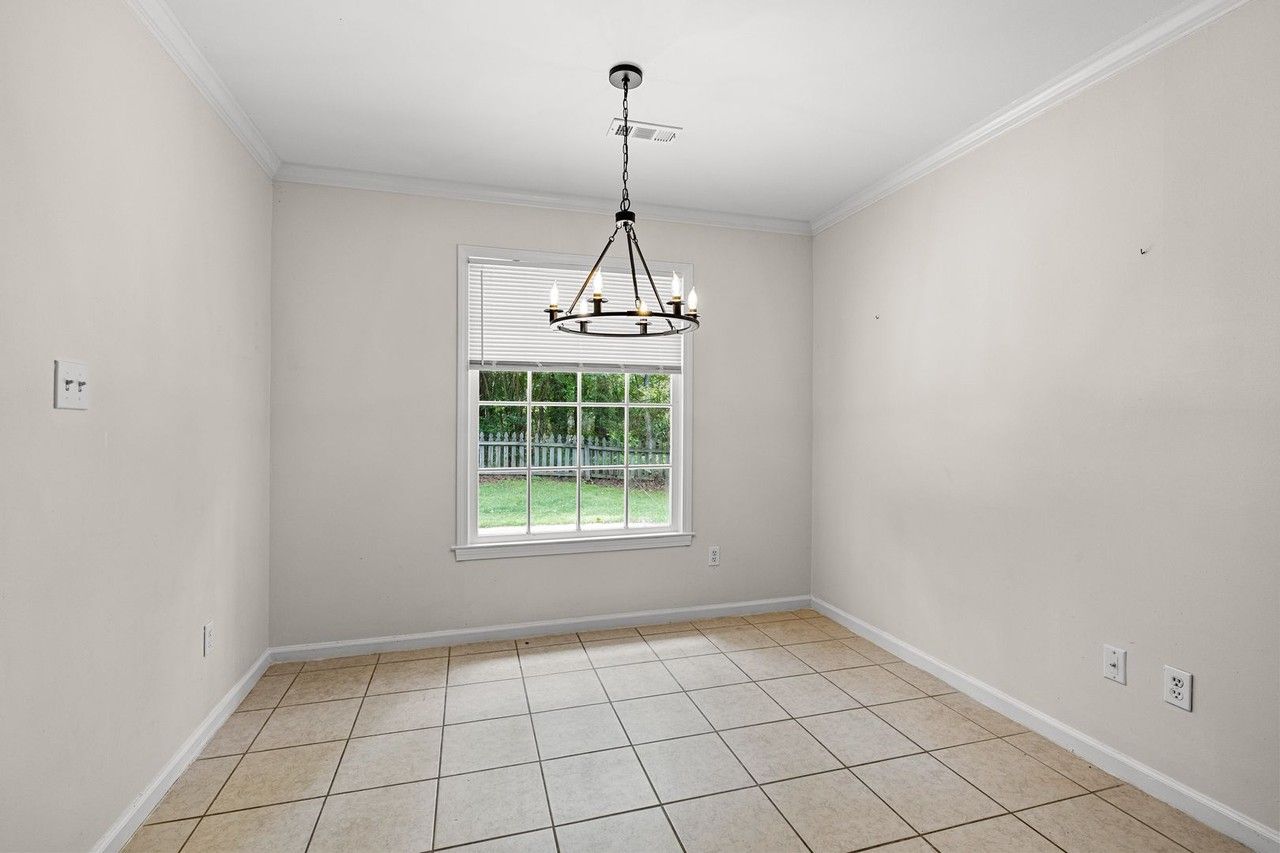 811 Bedford Park - Photo 5 of 17