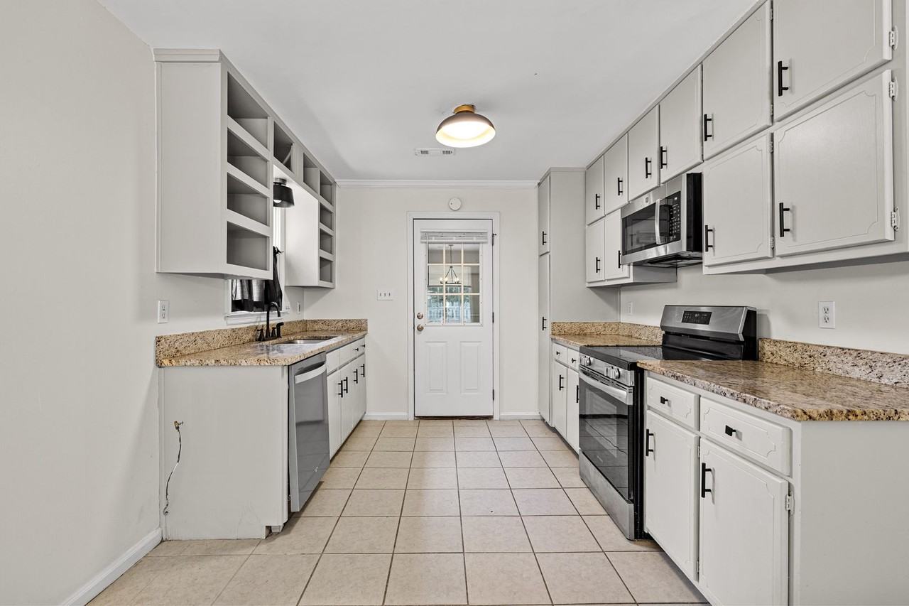 811 Bedford Park - Photo 6 of 17