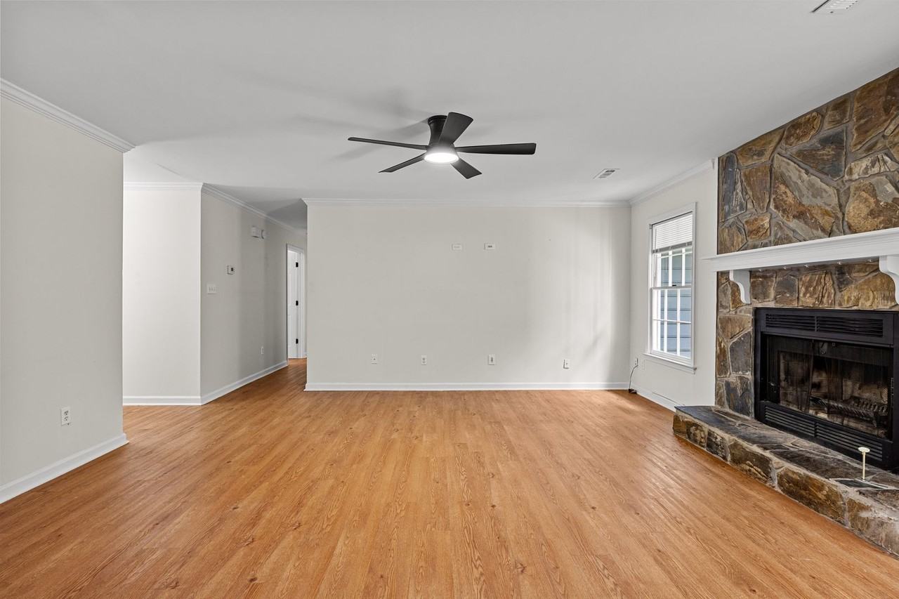 811 Bedford Park - Photo 7 of 17
