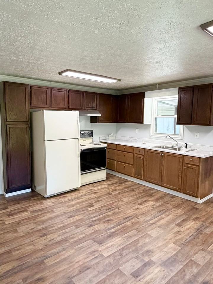 820 Emma Rd - Photo 3 of 25