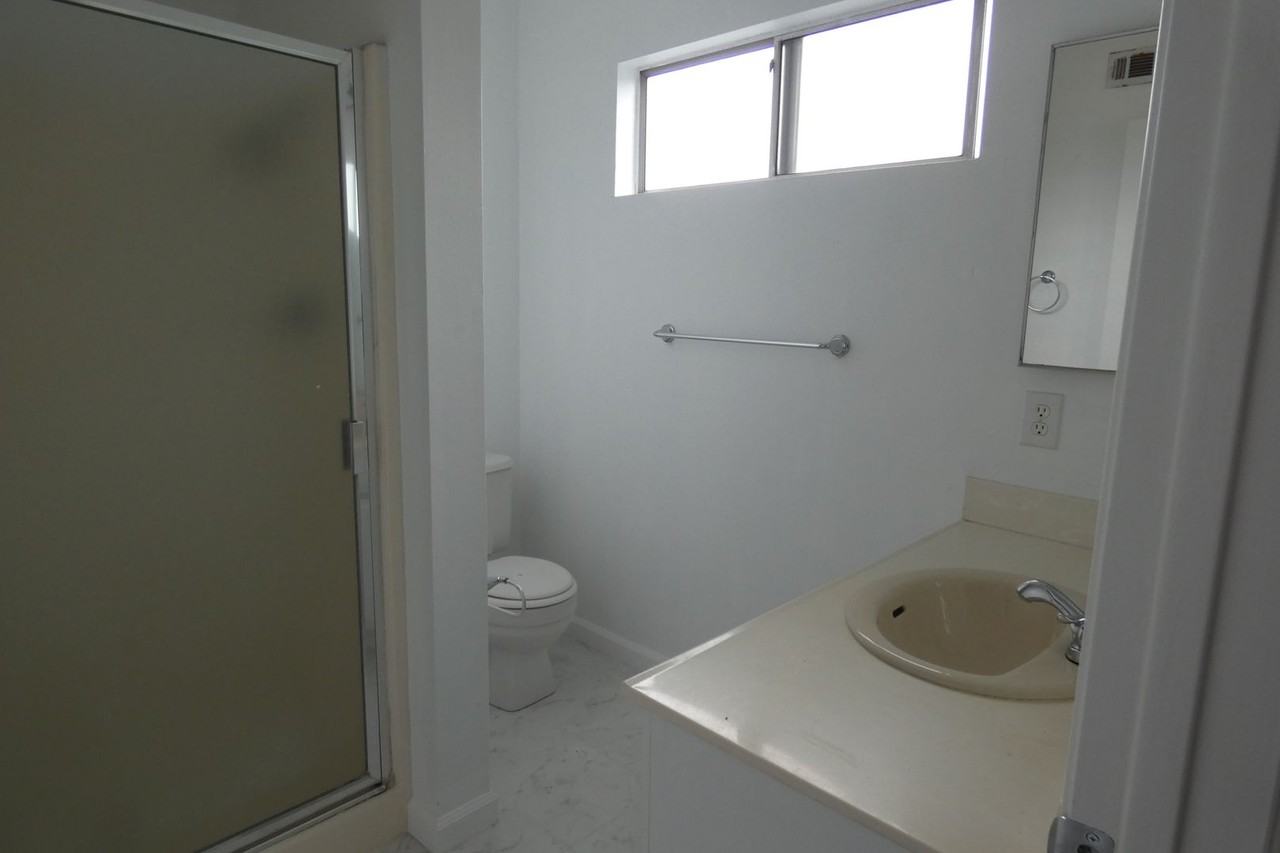 Lynne Dr - Photo 6 of 8