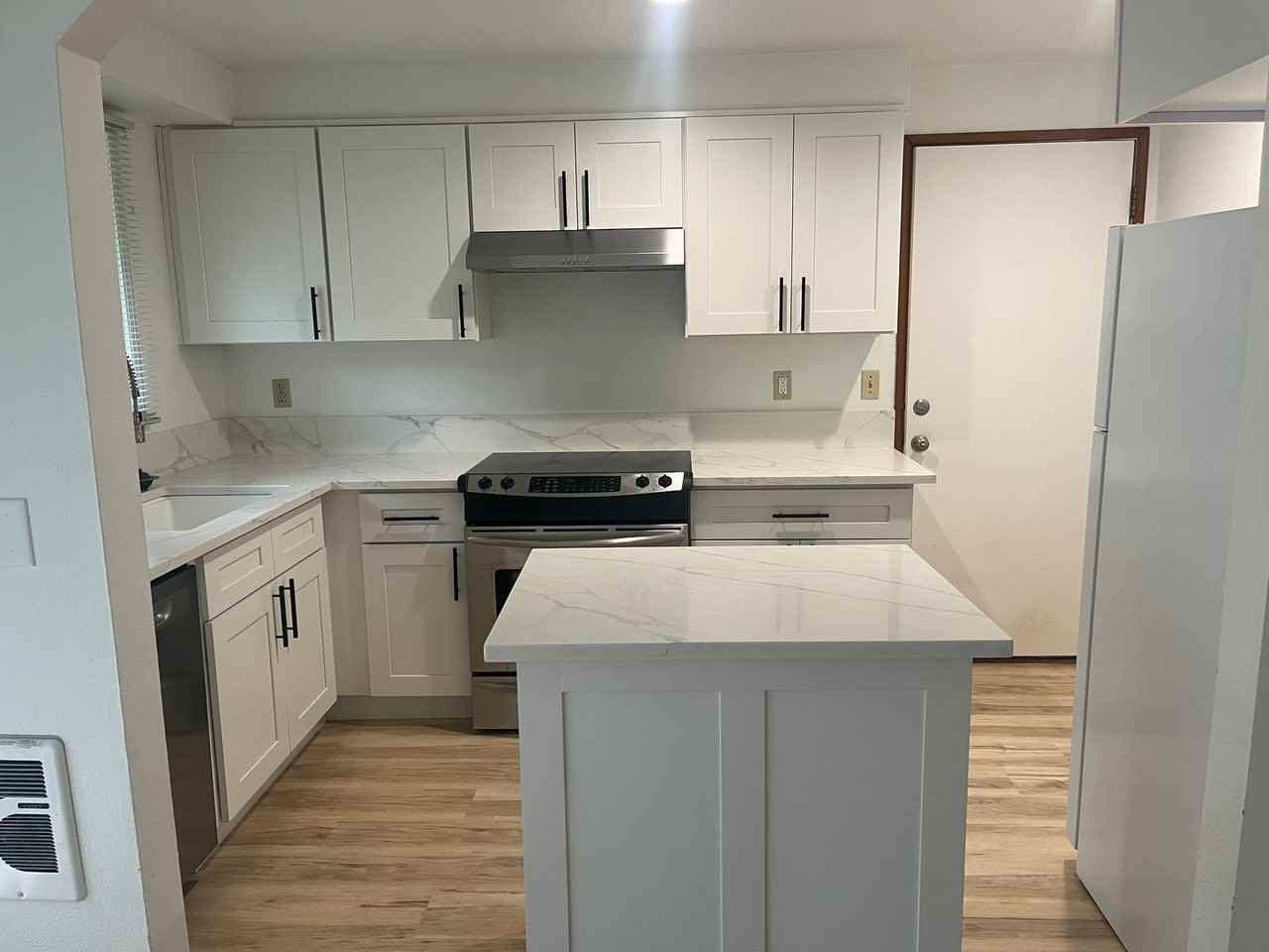 2780 Oxford St - Photo 4 of 18
