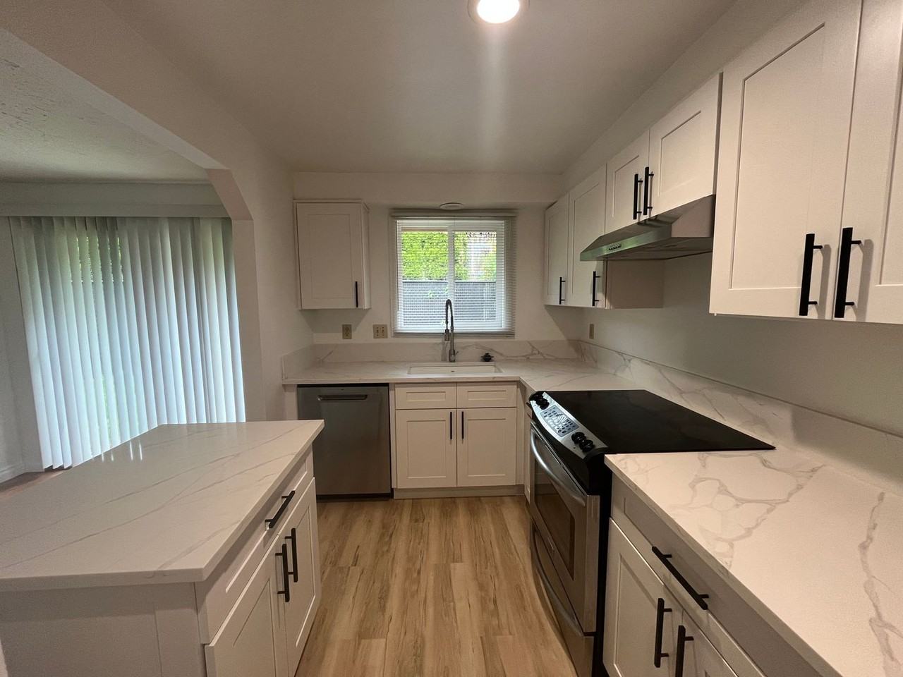 2780 Oxford St - Photo 5 of 18