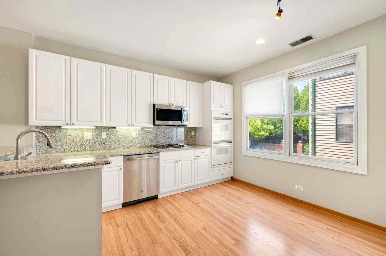 1812 S Dearborn St - Photo 4 of 21