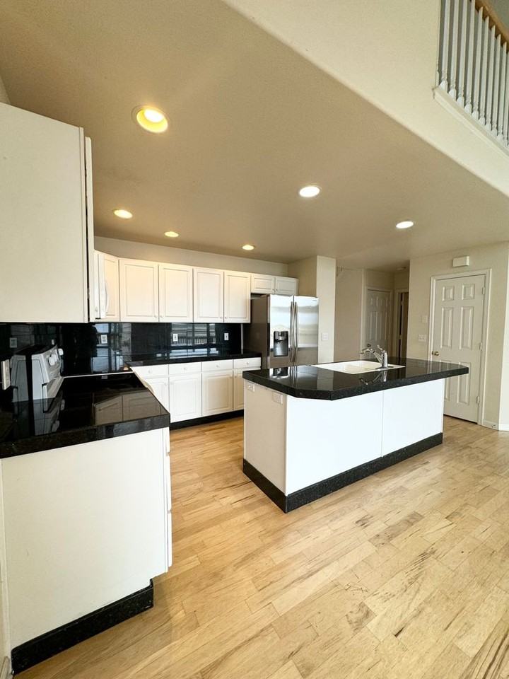 1207 Hawkeye Ct - Photo 4 of 32