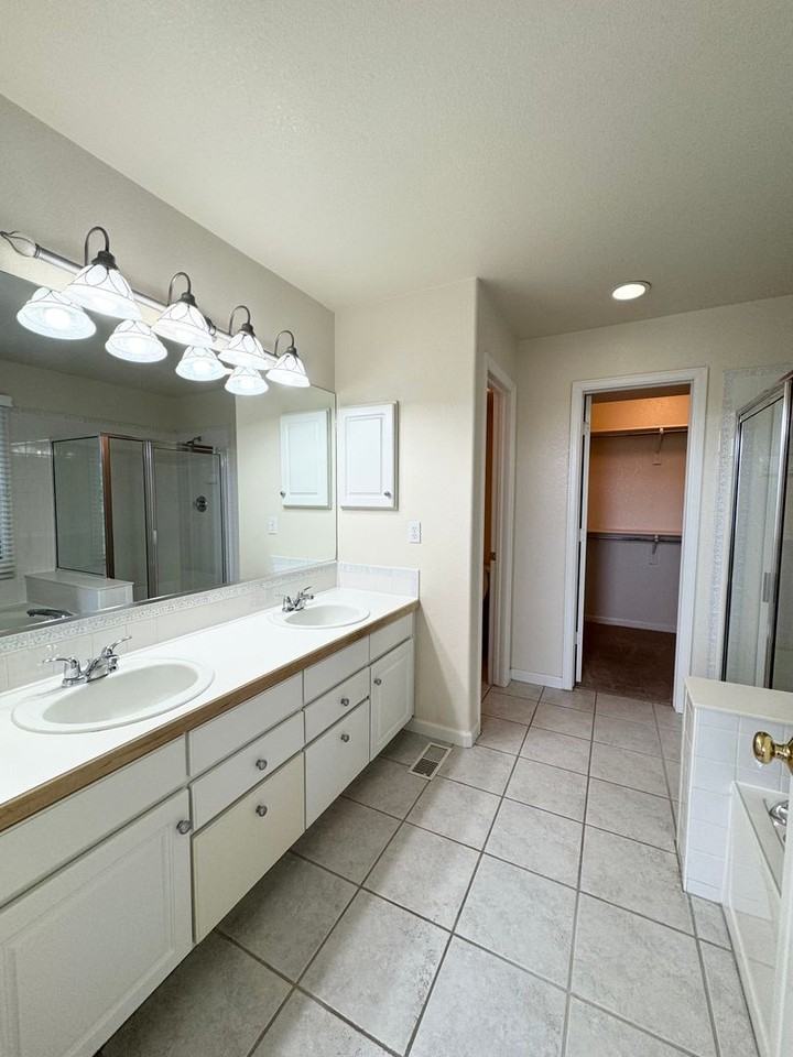 1207 Hawkeye Ct - Photo 6 of 32