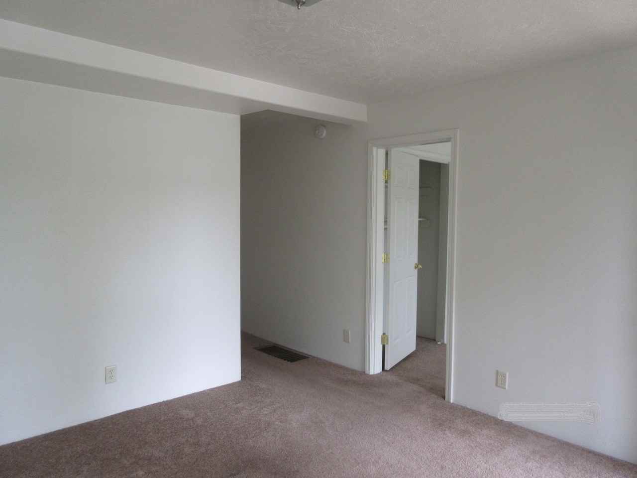 1064 Ne Klamath Ave - Photo 2 of 8