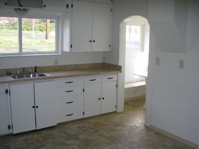 1064 Ne Klamath Ave - Photo 4 of 8