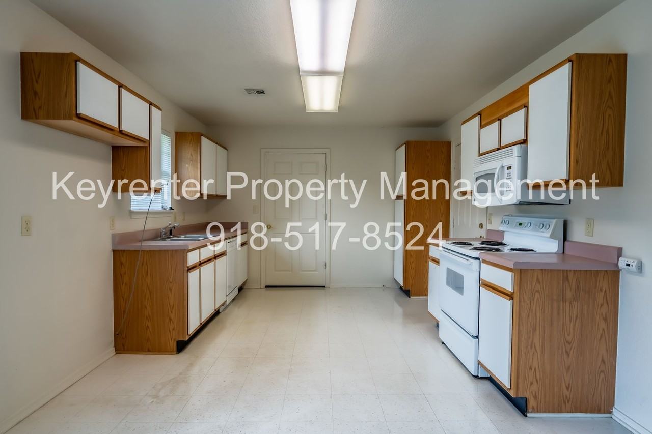 218 S 19th St - Photo 4 of 13