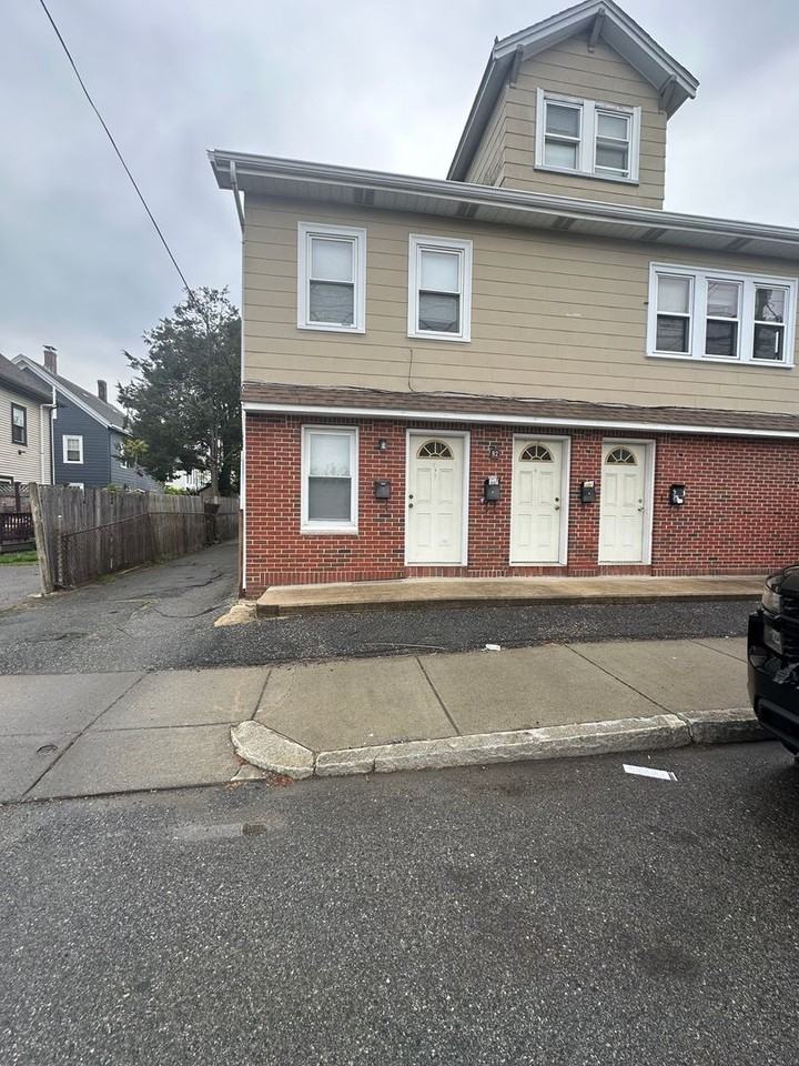 92 Waltham St - Photo 3 of 6