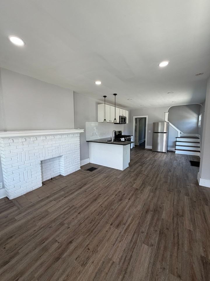 1249 Oakwood Ave - Photo 2 of 19