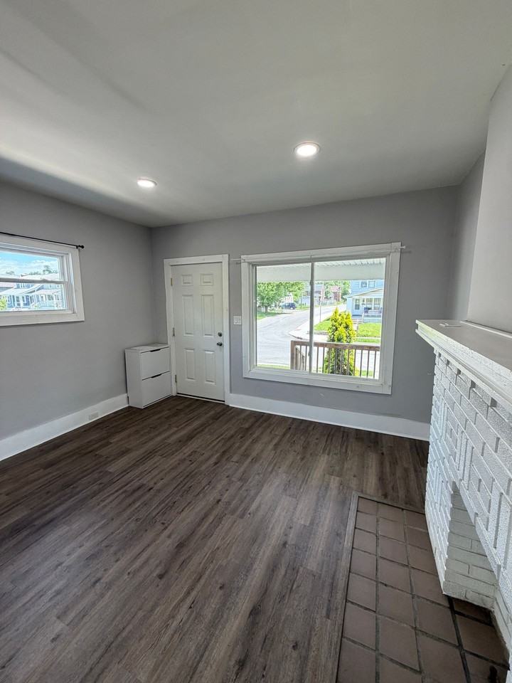 1249 Oakwood Ave - Photo 3 of 19