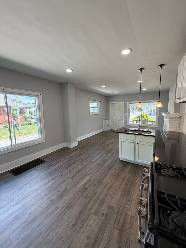 1249 Oakwood Ave - Photo 4 of 19