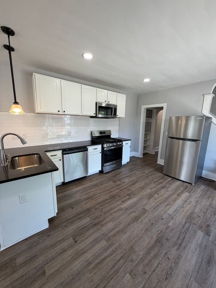 1249 Oakwood Ave - Photo 5 of 19