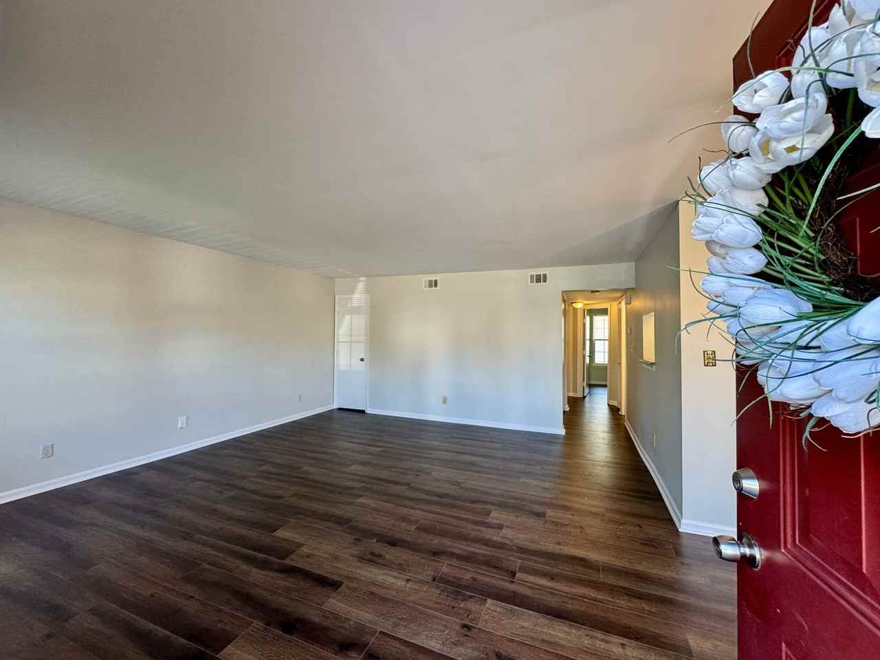 1422 Deerpond Ln - Photo 5 of 36