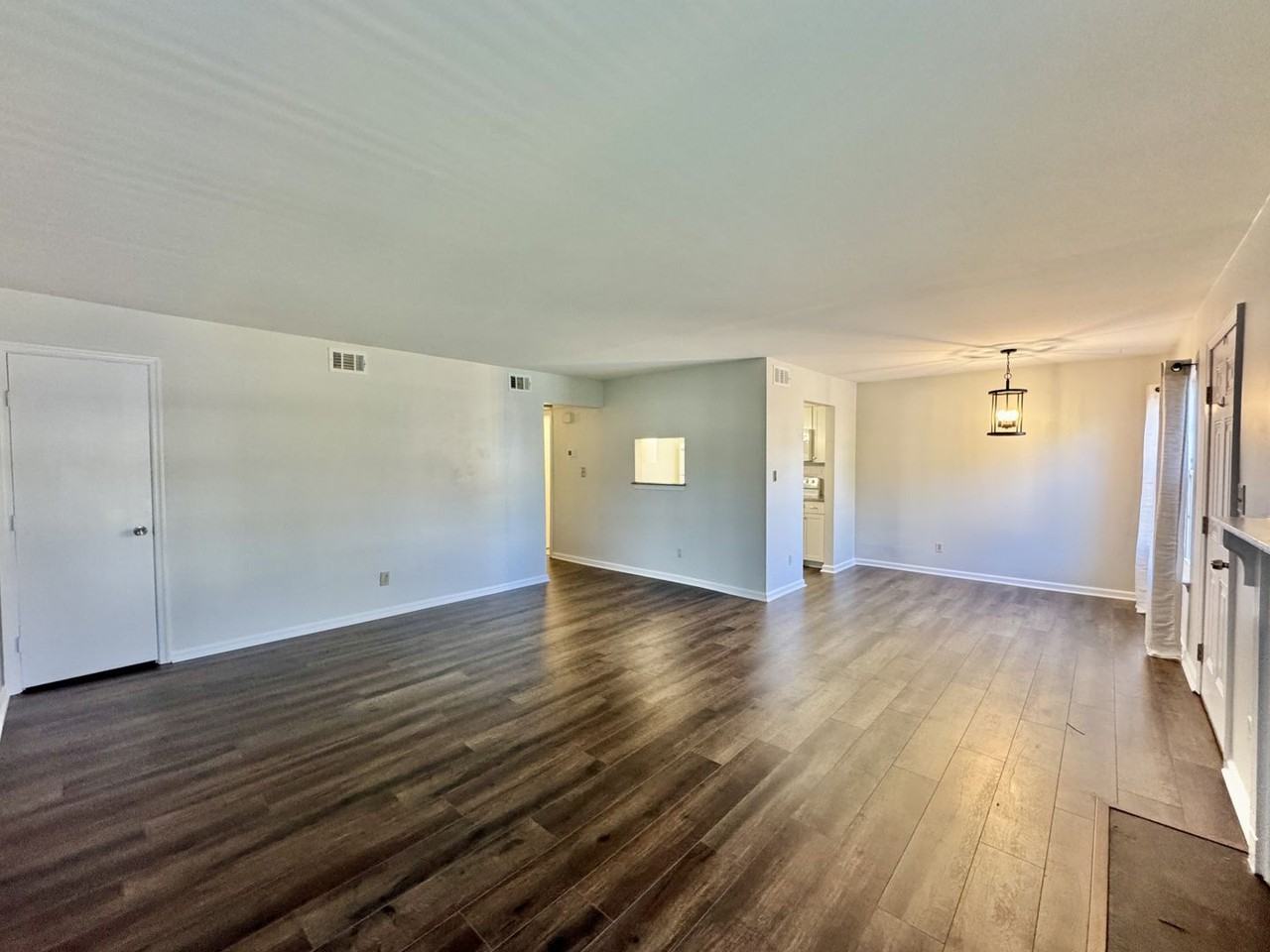 1422 Deerpond Ln - Photo 7 of 36
