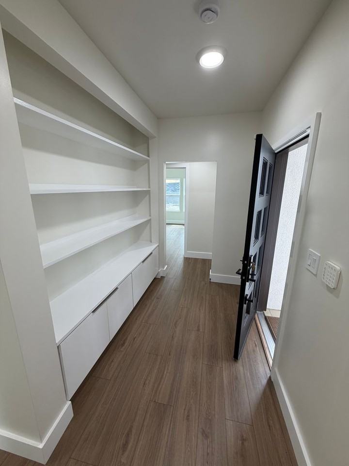 527 Merritt Ave - Photo 2 of 16