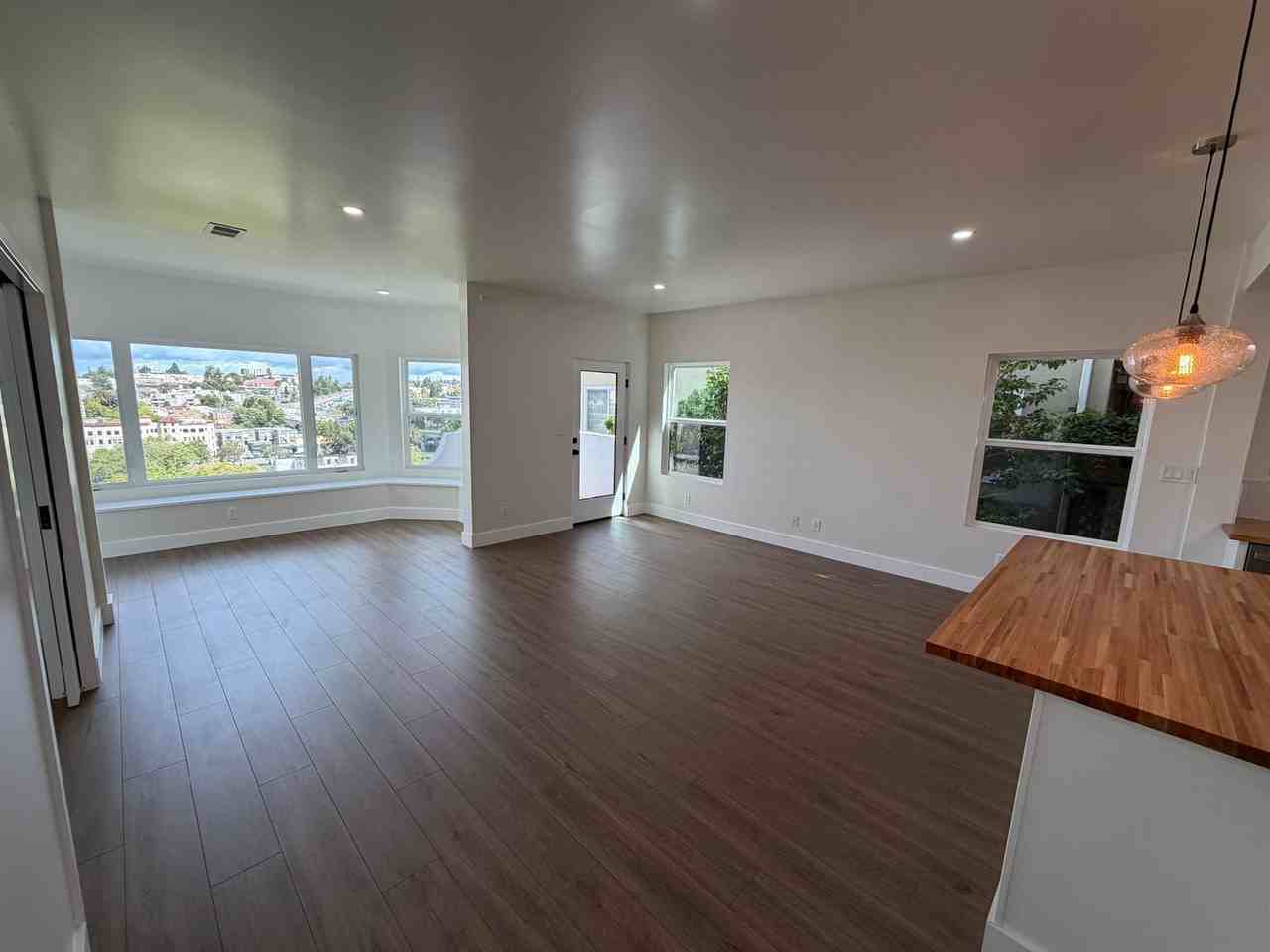 527 Merritt Ave - Photo 4 of 16