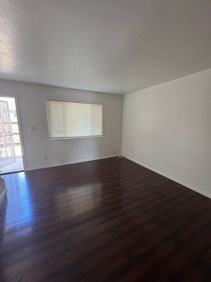 2813 N Mountain Ave - Photo 3 of 10
