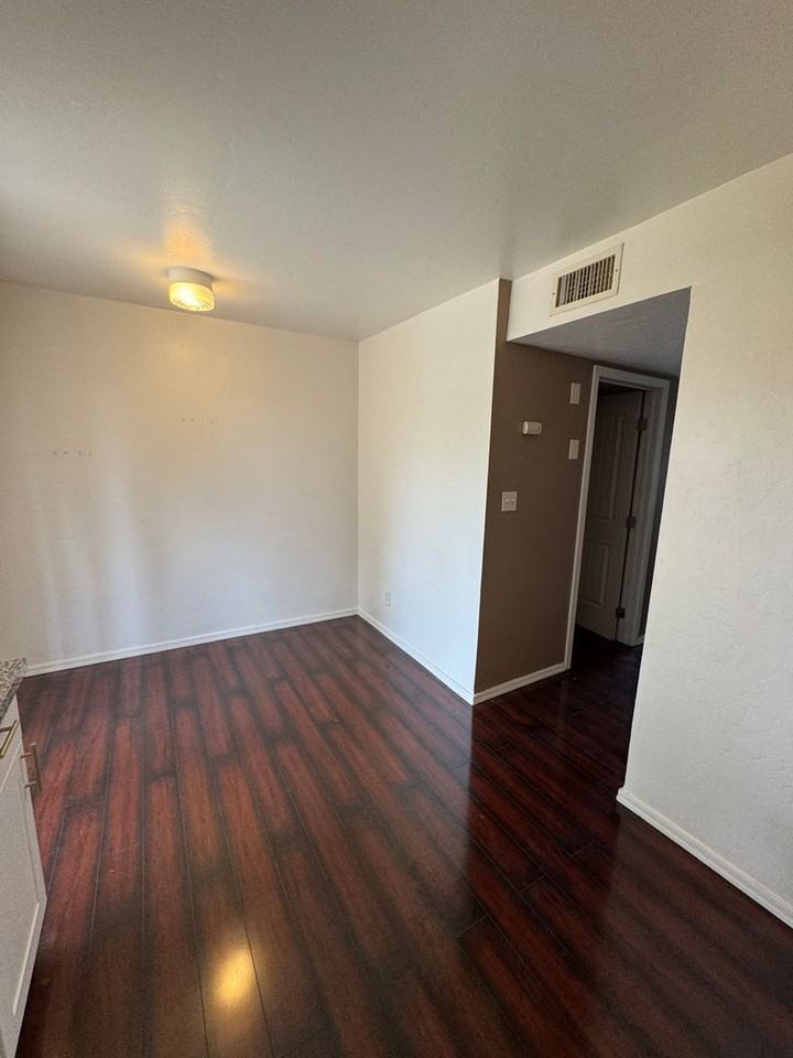 2813 N Mountain Ave - Photo 4 of 10