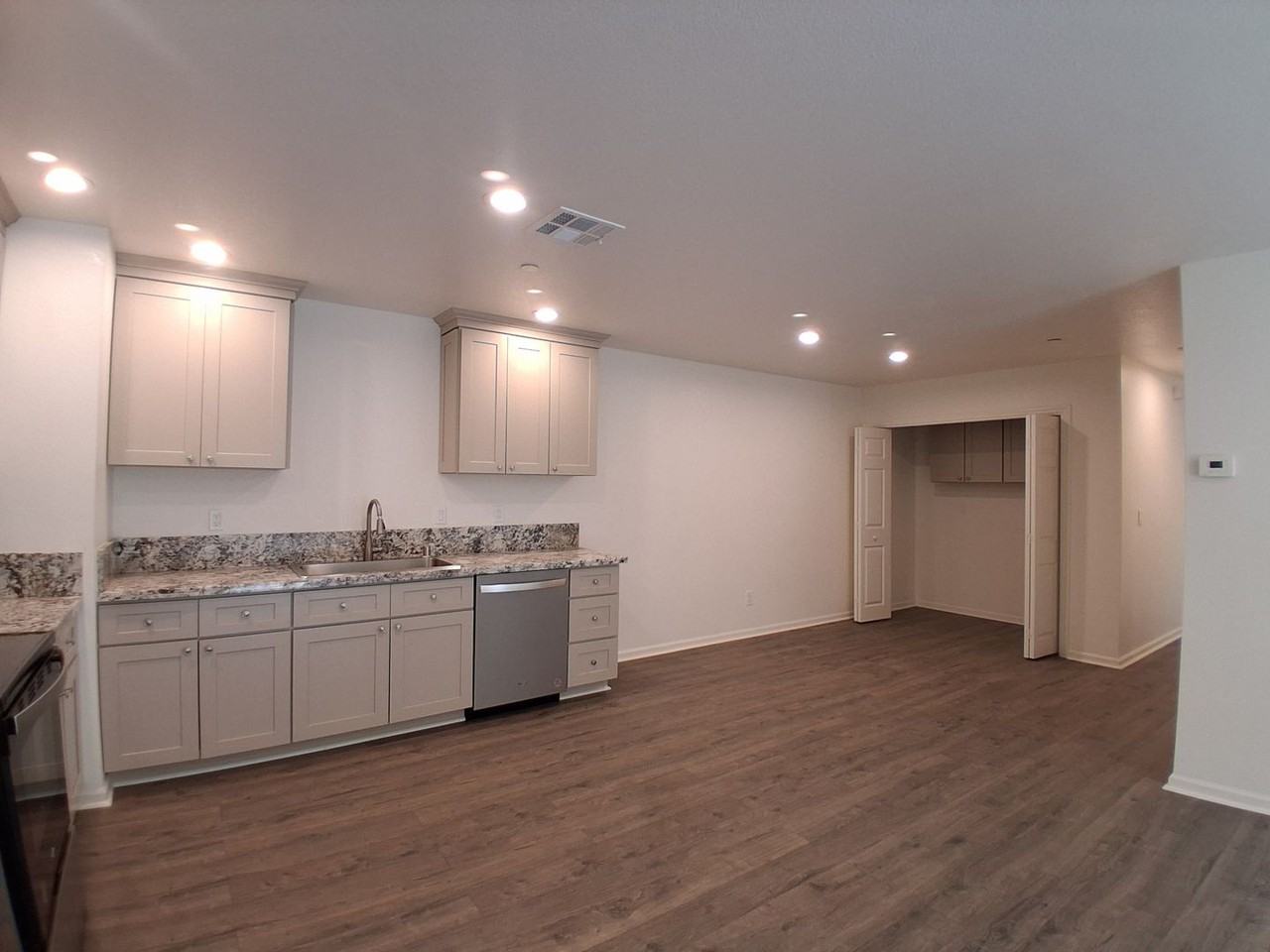3016 Lake Park Ct - Photo 4 of 22