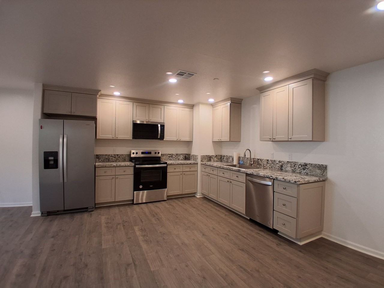 3016 Lake Park Ct - Photo 5 of 22
