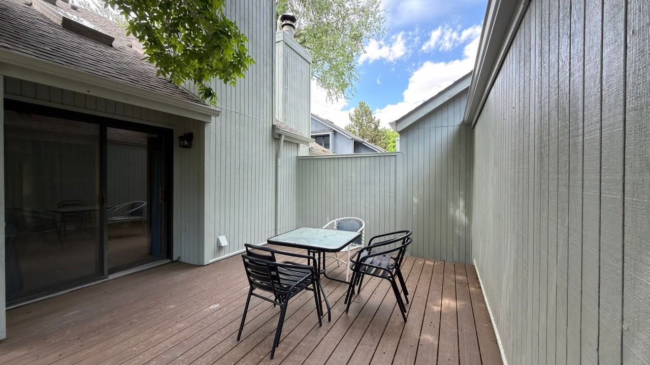 1037 Driftwood Dr - Photo 2 of 23