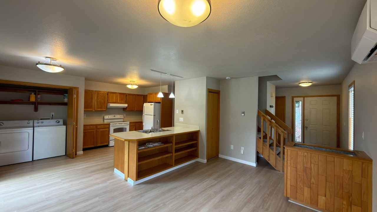 1037 Driftwood Dr - Photo 4 of 23