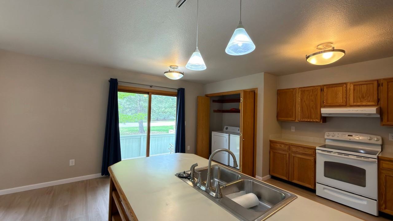 1037 Driftwood Dr - Photo 6 of 23
