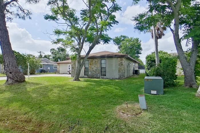 308 Wildwood Dr - Photo 2 of 35