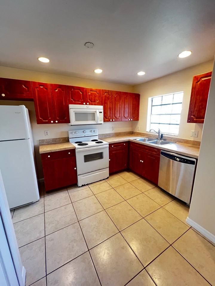 624 Hancock Bridge Parkway - Photo 4 of 11