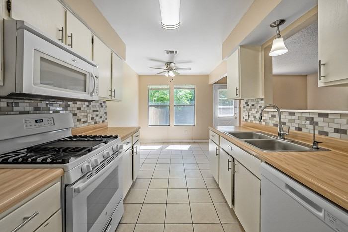 14203 Sussman Ct #B - Photo 5 of 16