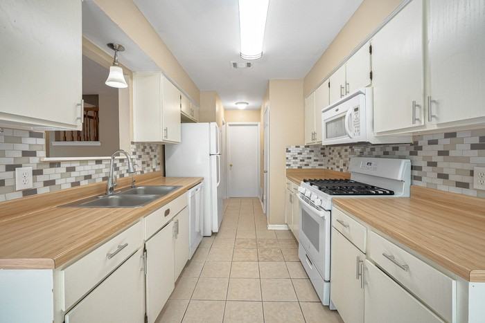 14203 Sussman Ct #B - Photo 6 of 16