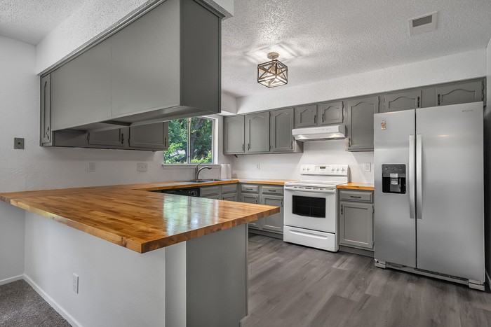 4209 Harcourt Dr - Photo 4 of 9