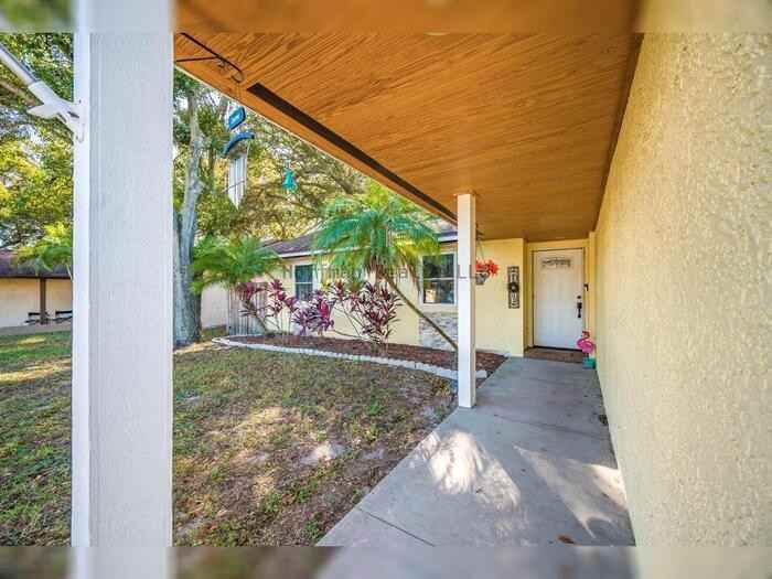 11414 Walsingham Rd - Photo 2 of 32