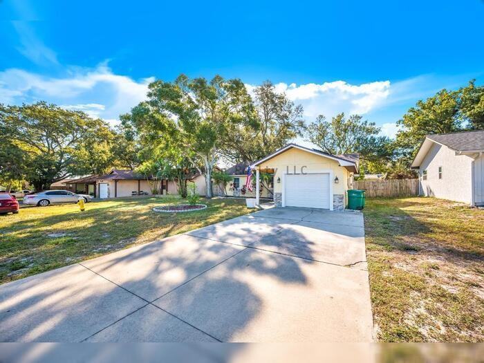 11414 Walsingham Rd - Photo 3 of 32