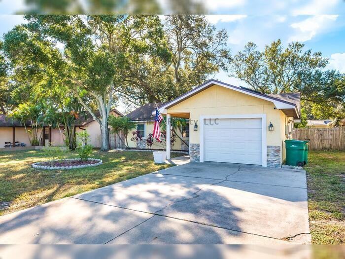 11414 Walsingham Rd - Photo 4 of 32