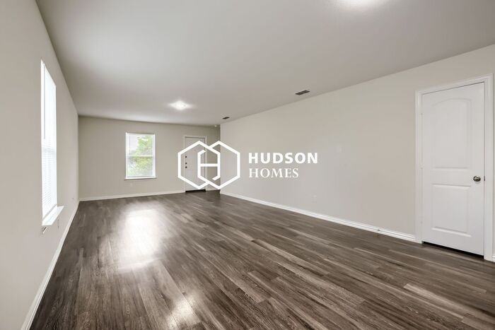 451 Bobbie St - Photo 3 of 13