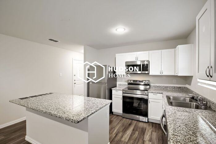 451 Bobbie St - Photo 5 of 13