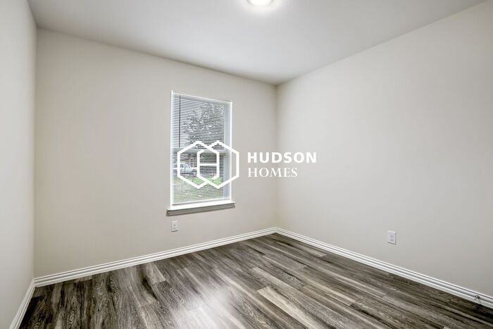 451 Bobbie St - Photo 6 of 13