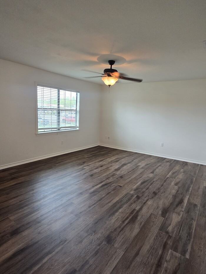 206 Cooper St - Photo 6 of 8