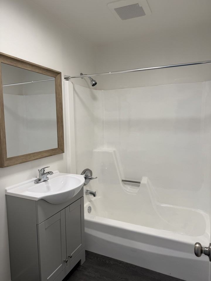 Coach N Four Manor - Photo 3 of 10