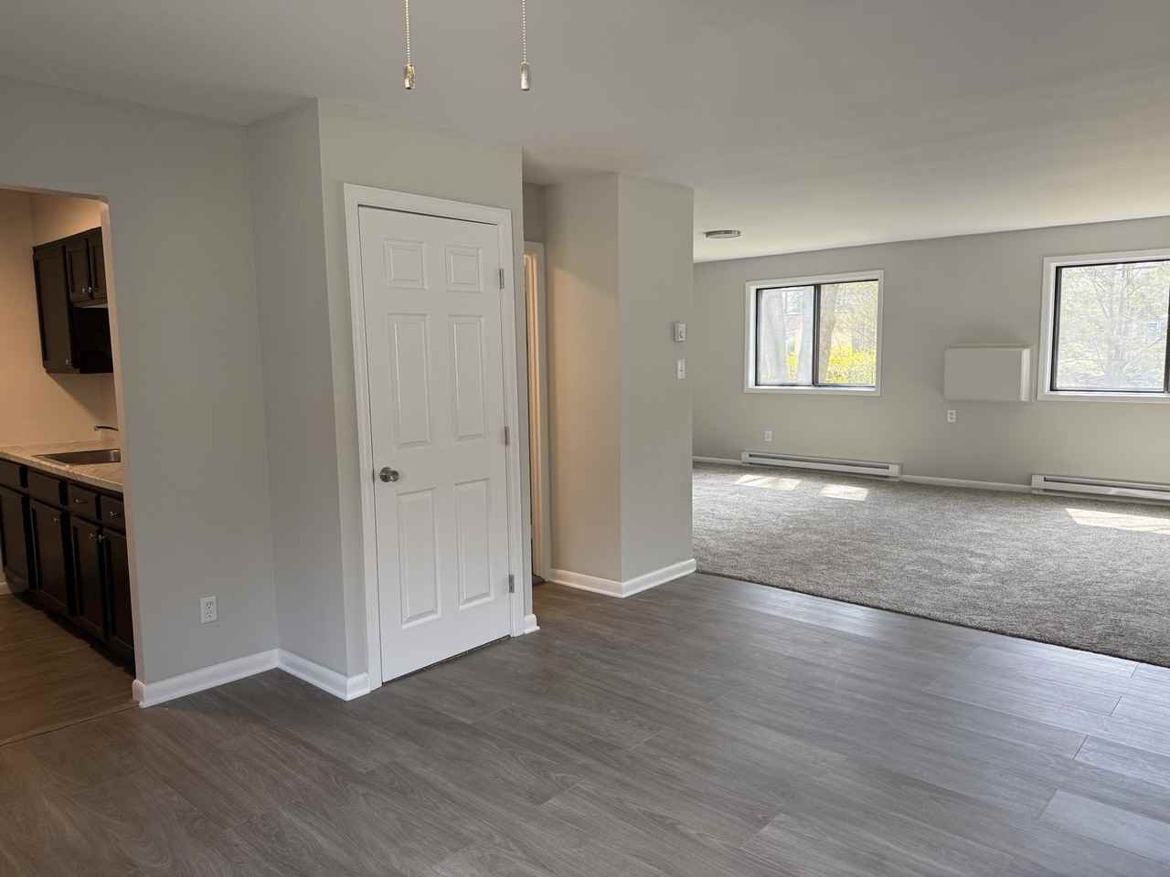 Coach N Four Manor - Photo 5 of 10