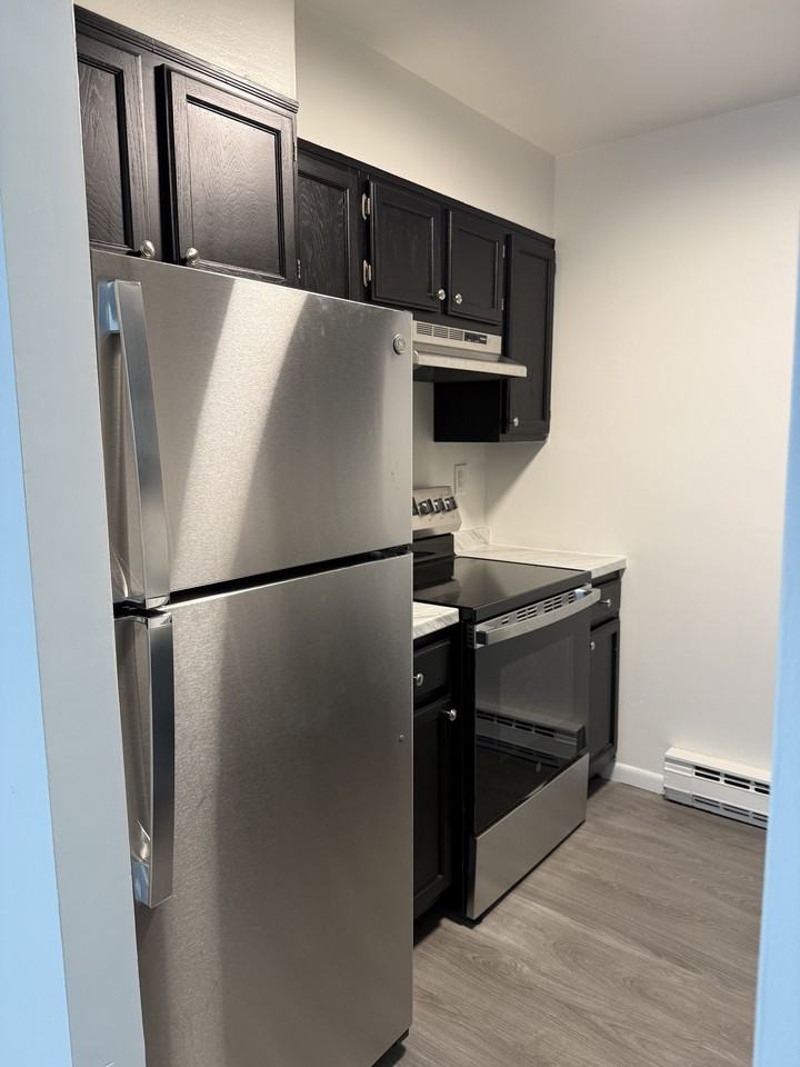 Coach N Four Manor - Photo 6 of 10