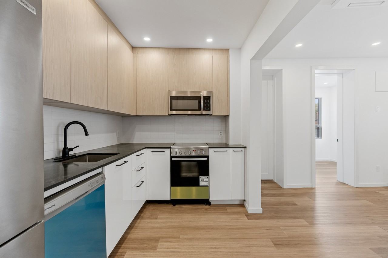 1989 Yonge Street #204 - Photo 2 of 18