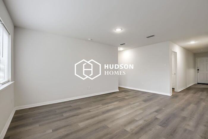 127 Holiday Dr - Photo 3 of 14