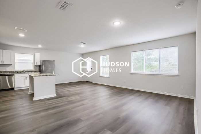 127 Holiday Dr - Photo 4 of 14